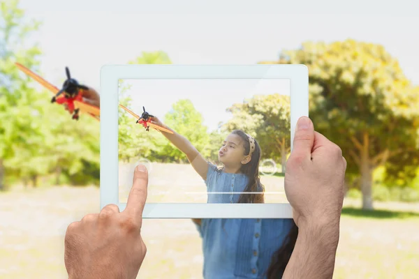 Handhaltender Tablet-PC — Stockfoto