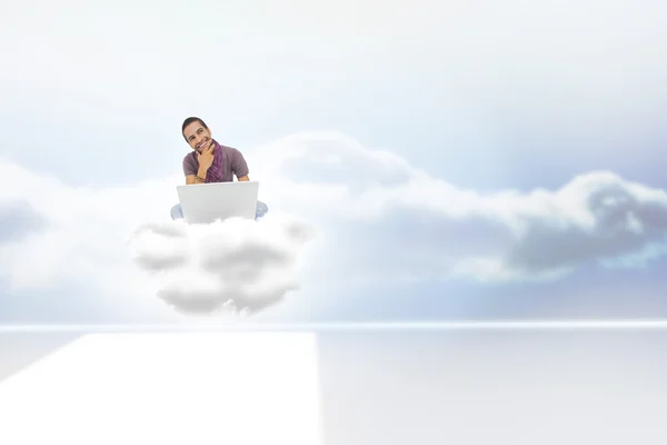 Мыслящий человек на облаке с помощью ноутбука — стоковое фото