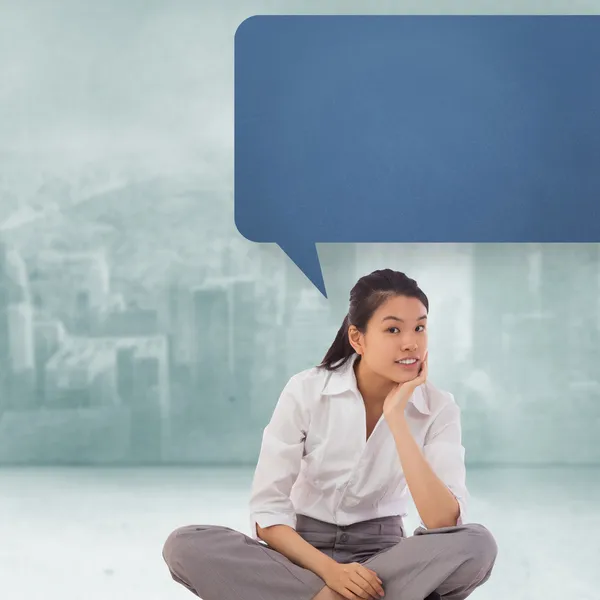 Businesswoman with speech bubble thinking — Stock Photo, Image