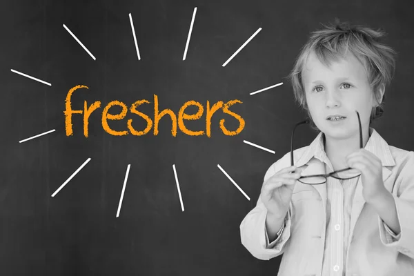 Freshers tegen schooljongen en schoolbord — Stockfoto