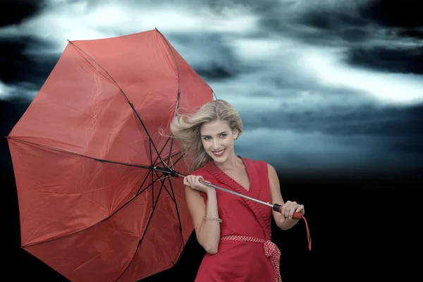 Usměvavá blondýnka hospodářství deštník — Stock fotografie