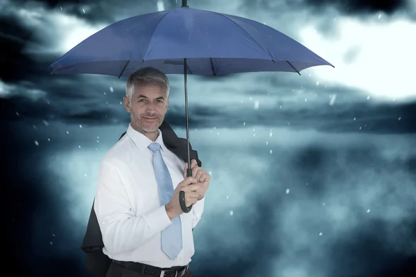 Om de afaceri care deține umbrelă albastră — Fotografie, imagine de stoc