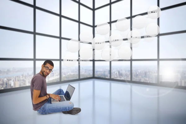 Man sitting on floor using laptop — Stock Photo, Image