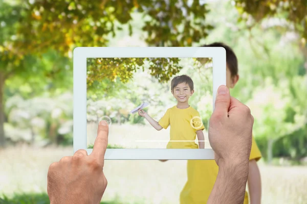 Hand som håller TabletPC — Stockfoto