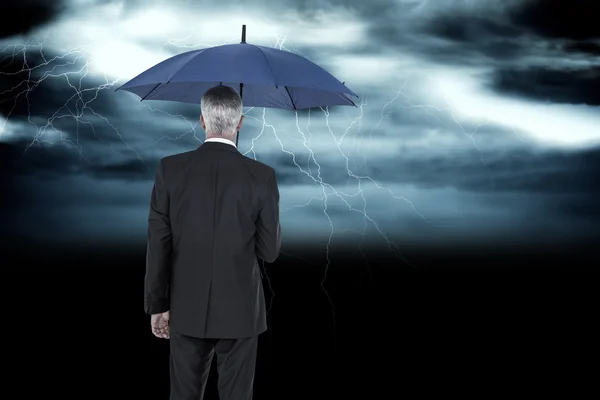 Empresário segurando guarda-chuva — Fotografia de Stock