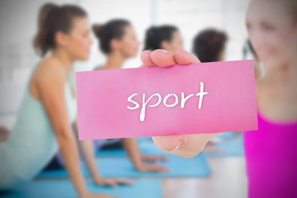 Mujer sosteniendo tarjeta rosa diciendo deporte —  Fotos de Stock