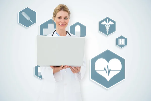 Medico biondo con laptop — Foto Stock