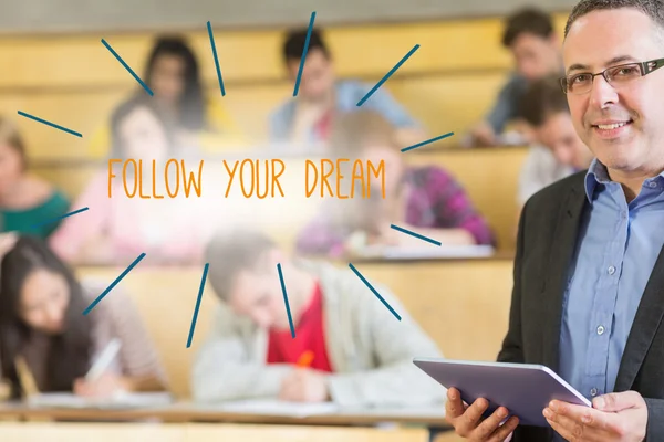 Följ din dröm mot föreläsare stod framför sin klass i föreläsningssalen — Stockfoto