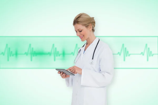 Blonde Ärztin mit Tablet-PC — Stockfoto