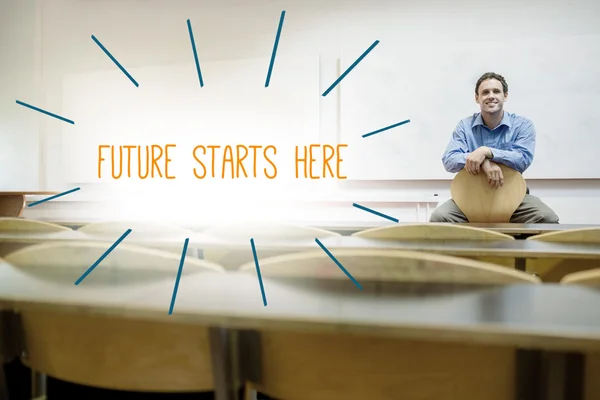 Futuro comienza aquí contra profesor sentado en sala de conferencias — Foto de Stock