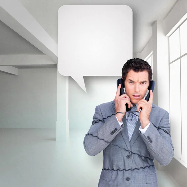 Geschäftsmann verheddert sich in Telefondrähten — Stockfoto