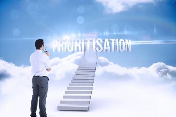 Prioritering tegen gesloten deur op top van trap in de hemel — Stockfoto