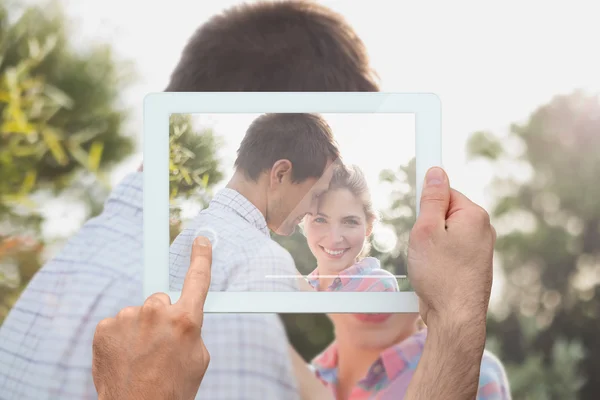 Hand met tablet pc — Stockfoto