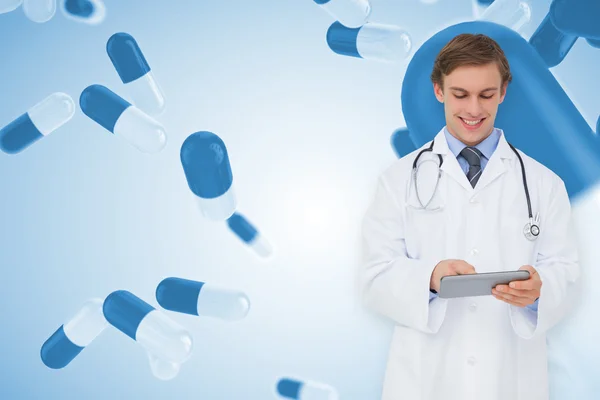 Unga läkare använder TabletPC — Stockfoto