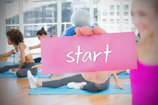 Vrouw met roze kaart zeggen start — Stockfoto