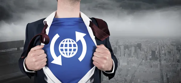 Geschäftsmann öffnet sein Hemd im Superhelden-Stil — Stockfoto