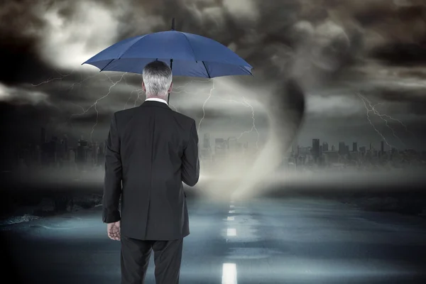 Geschäftsmann mit Regenschirm — Stockfoto