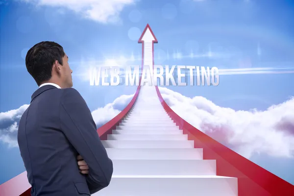 Web marketing contra flecha passos vermelhos apontando para cima contra o céu — Fotografia de Stock