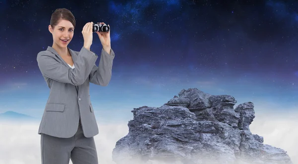 Empresária posando com binóculos — Fotografia de Stock