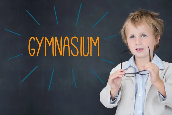 Gymnasium mot skolpojke och blackboard — Stockfoto