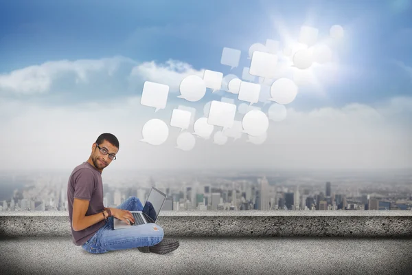 Man sitting on floor using laptop — Stock Photo, Image