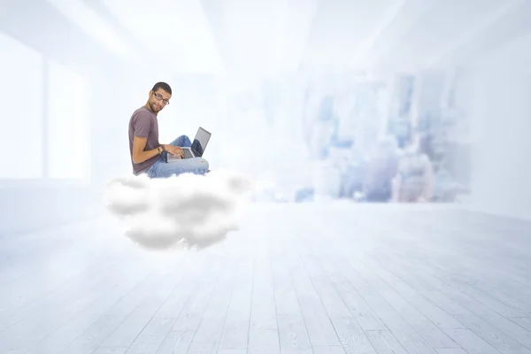 Mann auf Wolke mit Laptop — Stockfoto