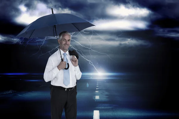 Üzletember esernyő tartja — Stock Fotó