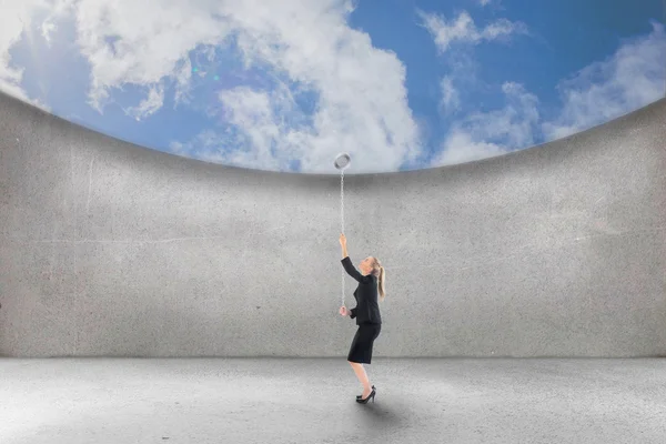 Geschäftsfrau reißt blauen Himmel herunter — Stockfoto