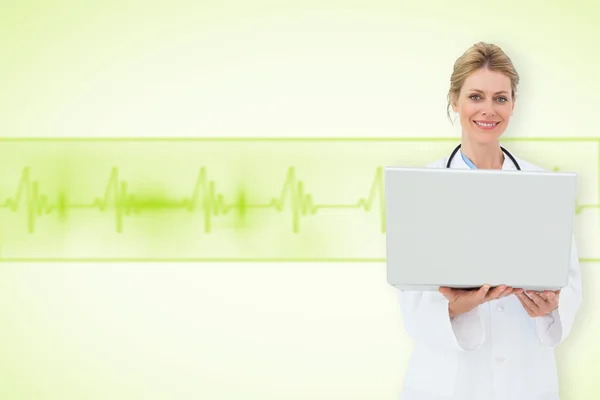 Blond läkare använder laptop — Stockfoto