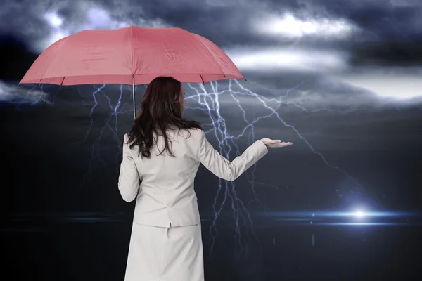 Parapluie de tenue de femme d'affaires — Zdjęcie stockowe