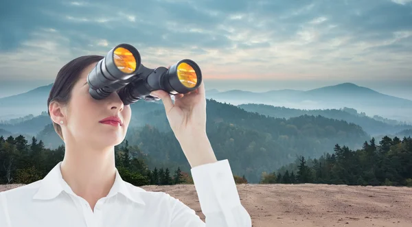 Business woman  looking through binoculars — Stock Photo, Image