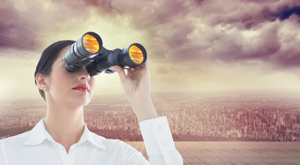 Business woman looking through binoculars — Stock Photo, Image