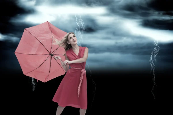 Елегантна блондинка тримає парасольку — стокове фото