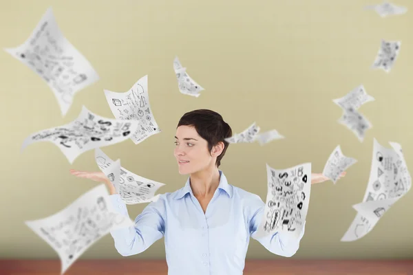 Geschäftsfrau zeigt fliegende Blätter — Stockfoto