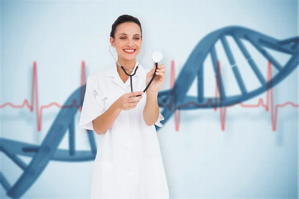 Krankenschwester hört mit Stethoskop zu — Stockfoto