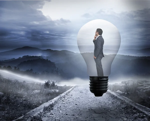 電球の思考のビジネスマン — ストック写真