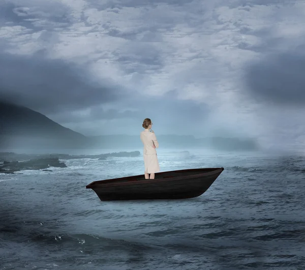 Tänkande affärskvinna i en segelbåt — Stockfoto