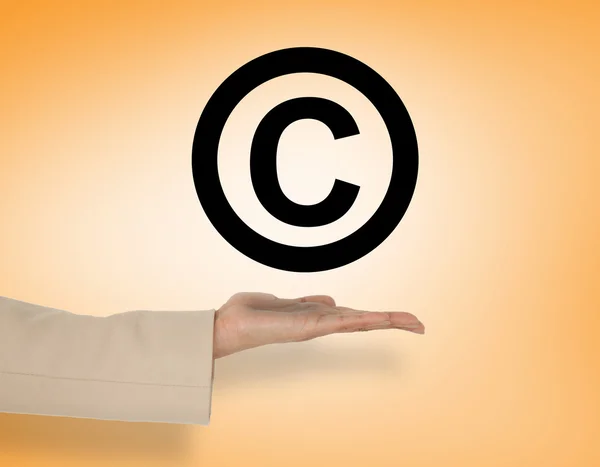 Main présentant le symbole copyright — Photo