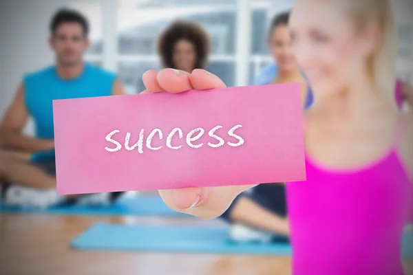 Vrouw met roze kaart zeggen succes — Stockfoto
