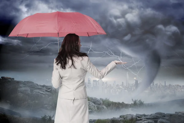 Iş kadını holding şemsiyesi — Stok fotoğraf
