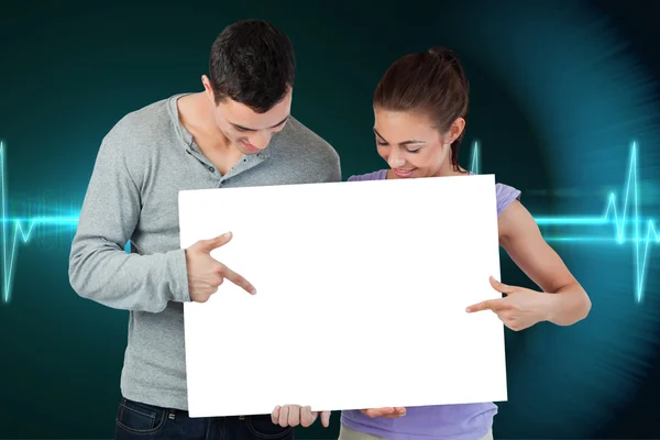 Привлекательная молодая пара показывает карту — стоковое фото