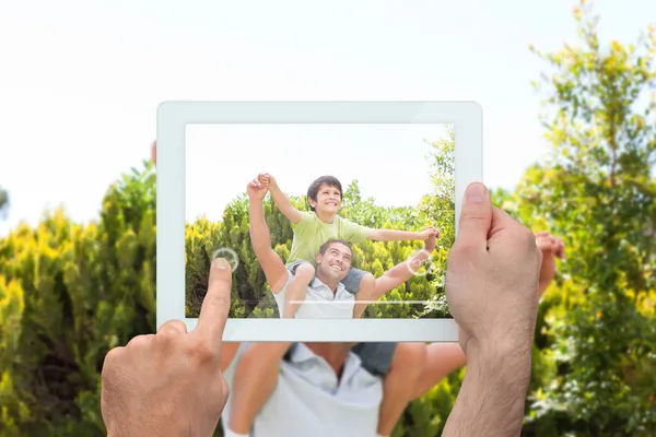 Hand met tablet pc — Stockfoto