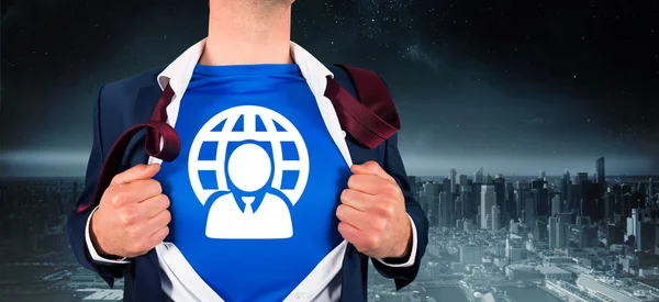 Geschäftsmann öffnet sein Hemd im Superhelden-Stil — Stockfoto