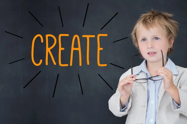 Maken tegen schooljongen en schoolbord — Stockfoto