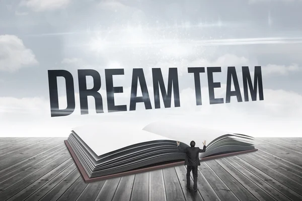 Dream team mot öppen bok mot himlen — Stockfoto