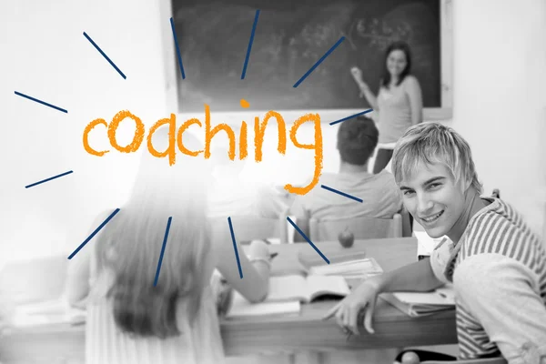 Coaching mot elever i ett klassrum — Stockfoto