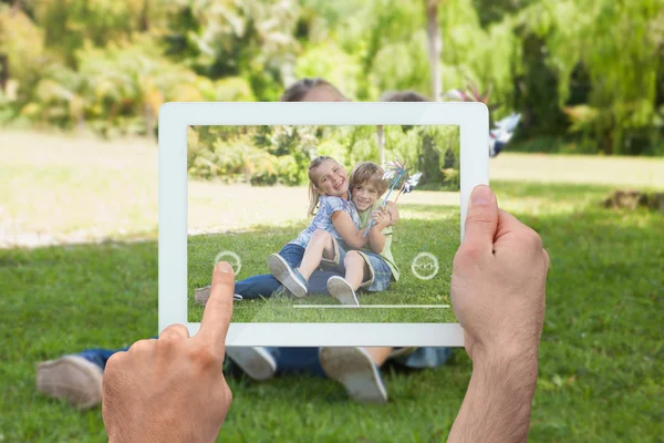 Handhaltender Tablet-PC — Stockfoto