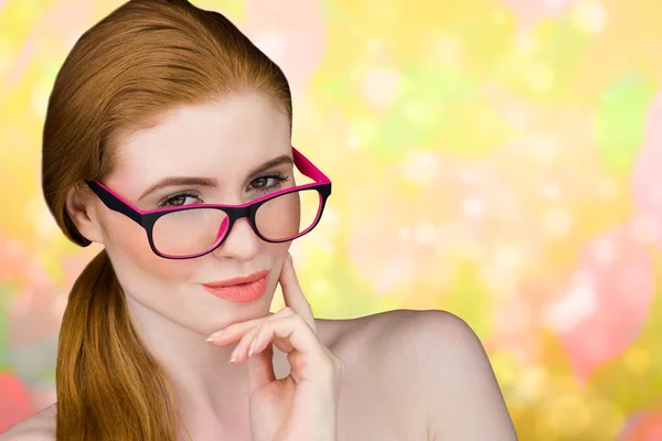 Rödhårig poserar med glasögon — Stockfoto