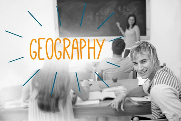 Geografia contra estudantes em uma sala de aula — Fotografia de Stock