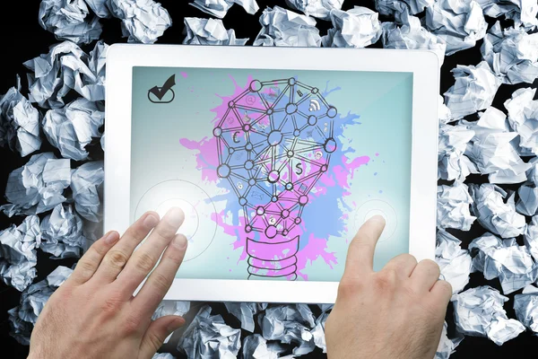 Složený obrázek rukou ukazující a prezentaci na tabletu — Stock fotografie